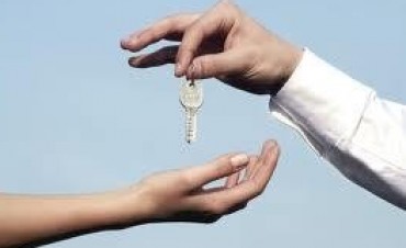 SEIS FAMILIAS RECIBIERON LAS LLAVES DE VIVIENDAS SOCIALES