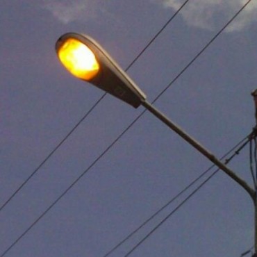 PROBLEMAS EN EL ALUMBRADO PUBLICO POR BAJA TENSION ELECTRICA. EL MUNICIPIO RESPONSABILIZO A EDEN