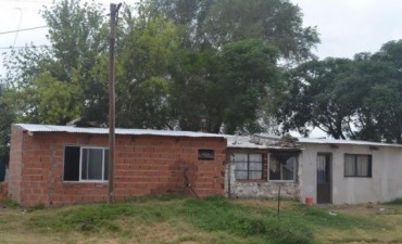VECINOS AFECTADOS CON LA AYUDA DEL MUNICIPIO RECONSTRUYERON LOS TECHOS