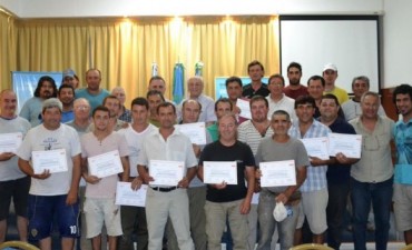 CLOACAS - VIÑALES Y ALVAREZ ENTREGARON CERTIFICADOS DE CAPACITACION