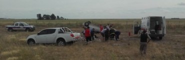 VUELCA UN VEHICULO EN LA RUTA 33. LA FAMILIA ES ORIUNDA DE TRES LOMAS. FUERON TRASLADADOS AL HOSPITAL DE PIGÜÉ