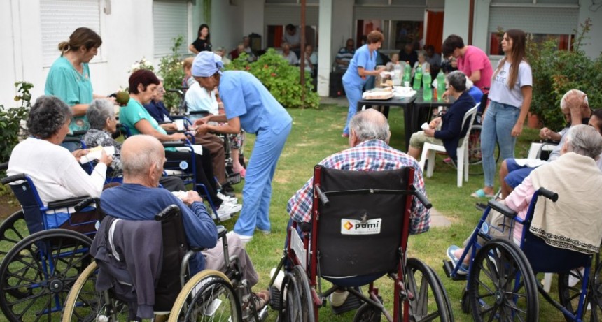 JOVENES ESTUDIANTES COMENZARON A REALIZAR UN PROYECTO CON ABUELOS DEL HOGAR