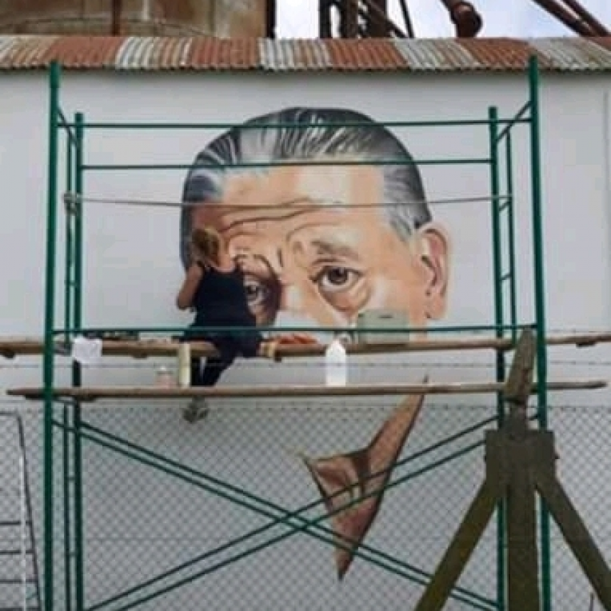 PINTAN UN MURAL EN EL INGRESO A TRES LOMAS DONDE APARECE LA FIGURA DE RENE FAVALORO