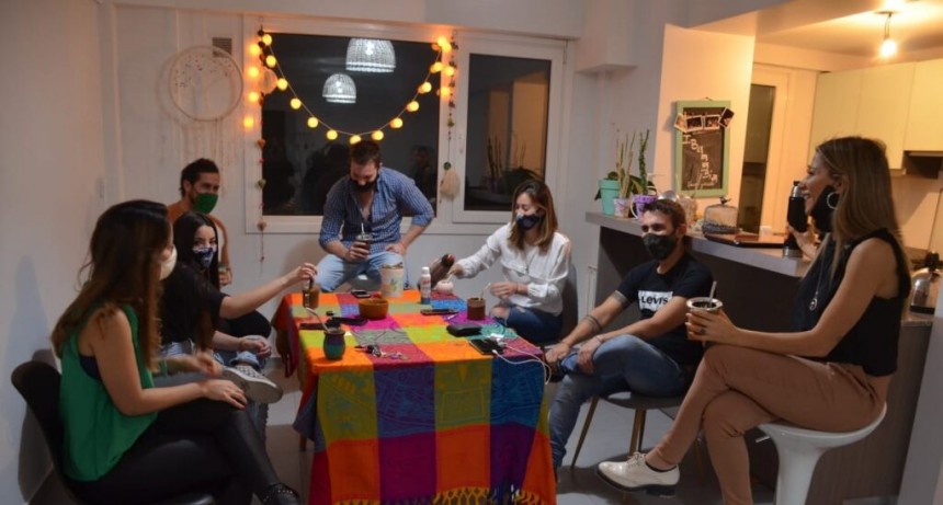 PROHÍBEN ACTIVIDADES BAILABLES Y REUNIONES SOCIALES TANTO EN ESPACIOS CERRADOS COMO AL AIRE LIBRE