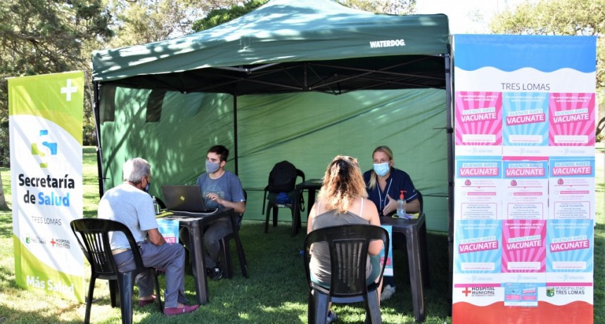 VACUNACIÓN COVID-19: SE REALIZAN INSCRIPCIONES EN LA PLAZA PRINCIPAL   