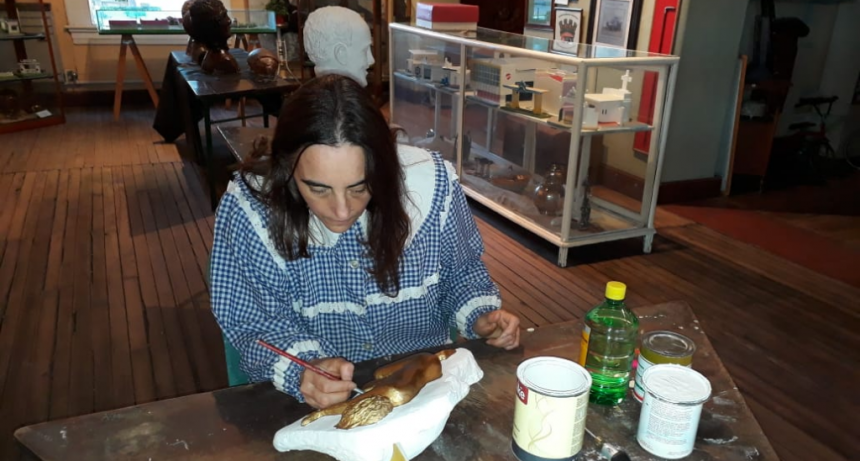TAREAS DE RESTAURACIÓN DE ESCULTURAS EN EL MUSEO LOCAL
