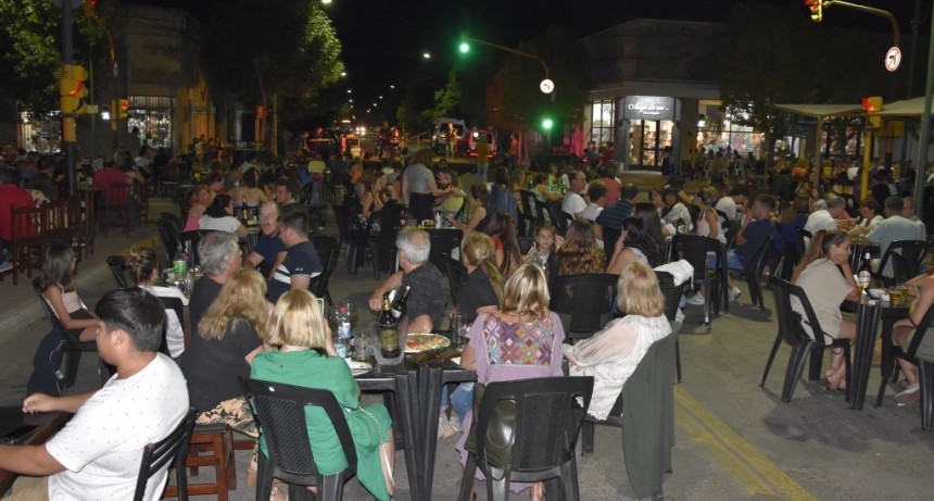 EL CENTRO DE TRES LOMAS FUE UNA FIESTA CON EL REGRESO DE “LA NOCHE DE LOS BARES”