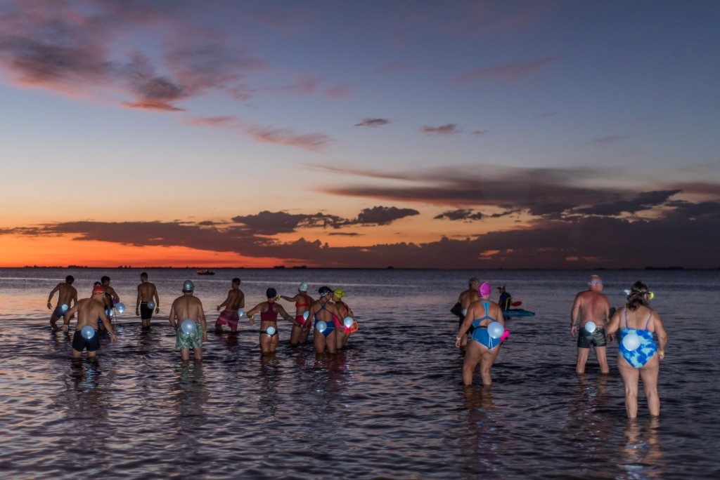 NADADORES DE TODO EL PAÍS SE DIERON CITA EN LAGO DEL MONTE PARA DISFRUTAR DE LA SÉPTIMA TRAVESÍA NOCTURNA