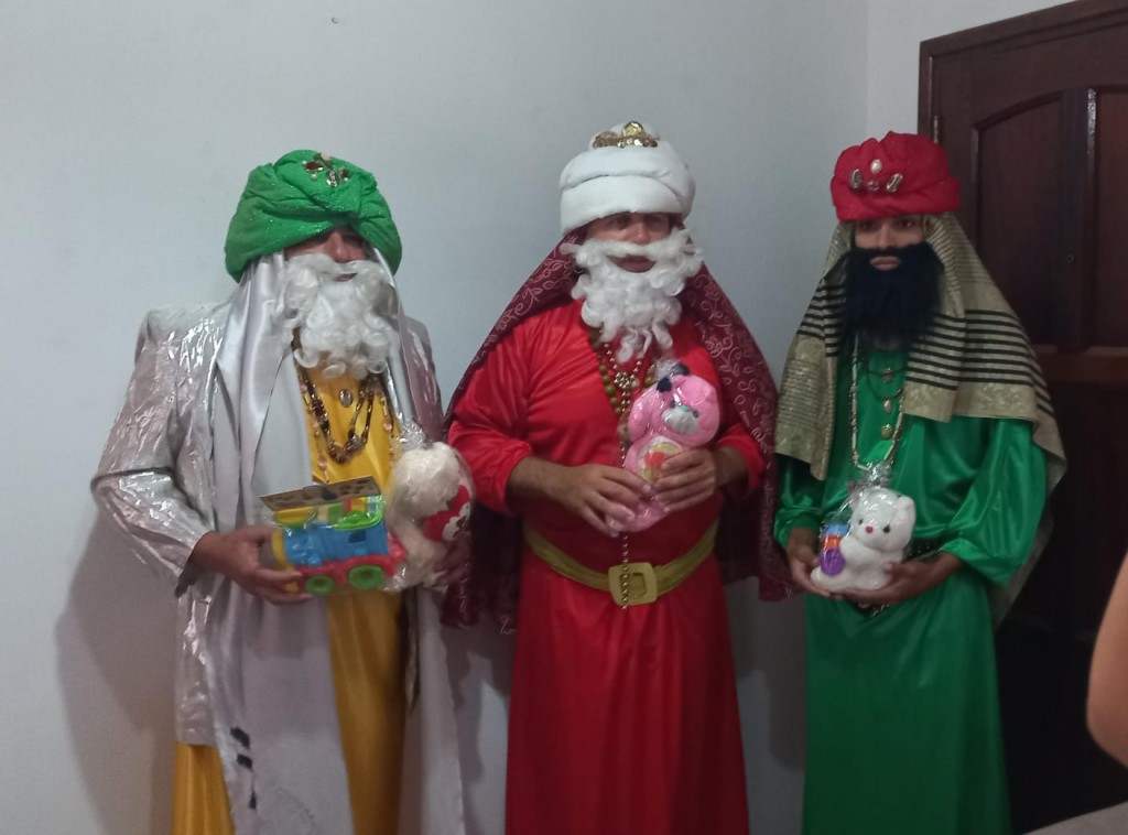 LLEGAN LOS REYES MAGOS A LA IGLESIA EVANGÉLICA MENONITA DE TRES LOMAS