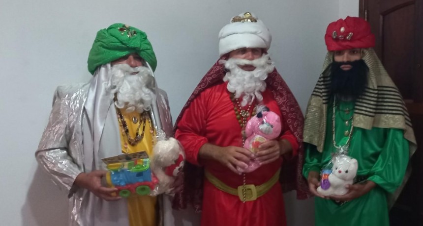 LLEGAN LOS REYES MAGOS A LA IGLESIA EVANGÉLICA MENONITA DE TRES LOMAS
