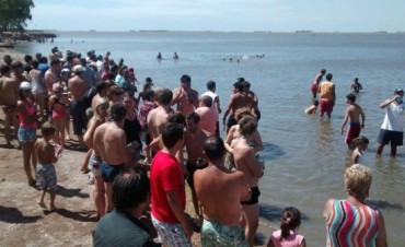 TRESLOMENSES CRUZARON EL LAGO COCHICÓ