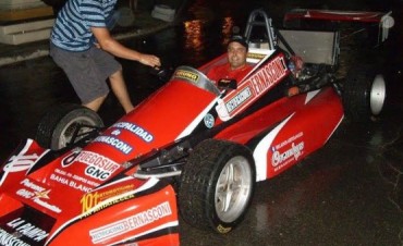 DINO NUTRICHI PRESENTO SU AUTO DE FORMULA RENAULT