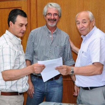 ROBERTO ALVAREZ ENTREGO UN SUBSIDIO PARA ATLETICO ARGENTINO