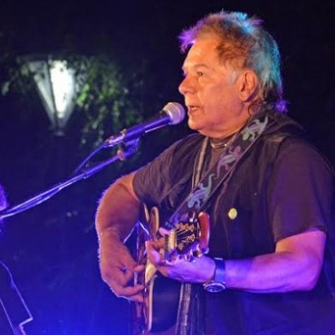 VÍCTOR HEREDIA Y UNA VELADA A PURA MÚSICA Y EMOCIÓN EN COCHICÓ