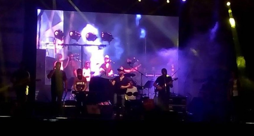 EXITOSA Y EMOTIVA PRESENTACION DE LOS CHAKRAS EN EL ANIVERSARIO TRESLOMENSE