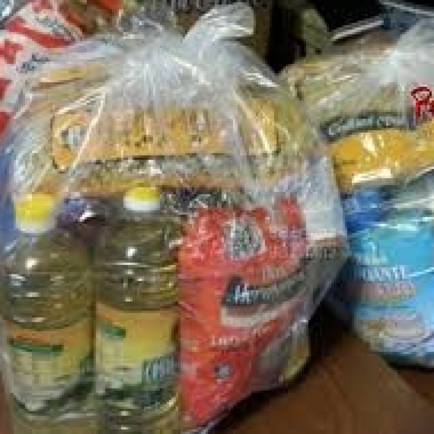 ENTREGAN BOLSONES A JUBILADOS Y PENSIONADOS