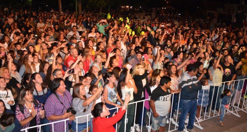 MUCHO PUBLICO EN LOS FESTEJOS DEL CUMPLEAÑOS DE TRES LOMAS