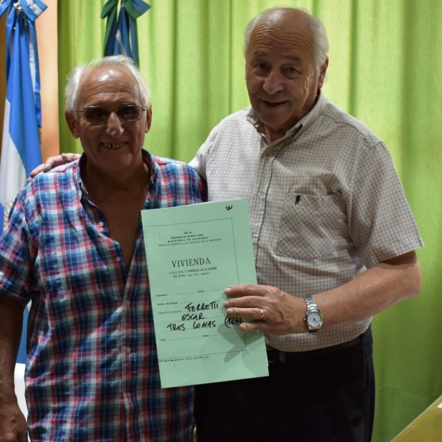 ENTREGARON ESCRITURAS A VECINOS DE  LA CIUDAD