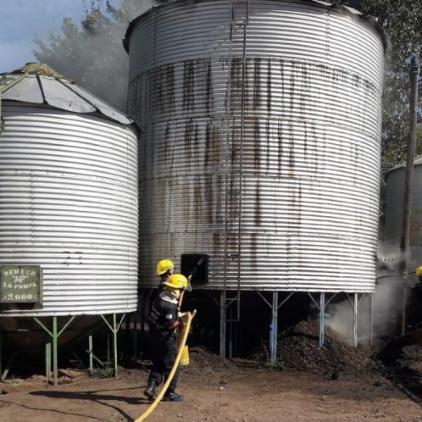 BOMBEROS TRABAJARON OCHO HORAS EN EL INCENDIO DE UN SILO CON PELLET DE GIRASOL
