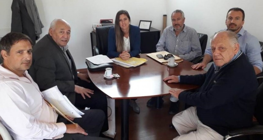 ALVAREZ REALIZO GESTIONES EN LA PLATA. REPROGRAMAN PARA JUNIO LA ENTREGA DE MAS ESCRITURAS