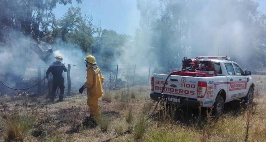 BOMBEROS DE GARRE AYUDAN A SOFOCAR INCENDIO EN COLONIA 17