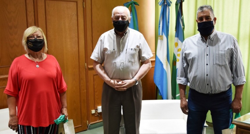 SE ENTREGARON PRESENTES A DOS AGENTES MUNICIPALES