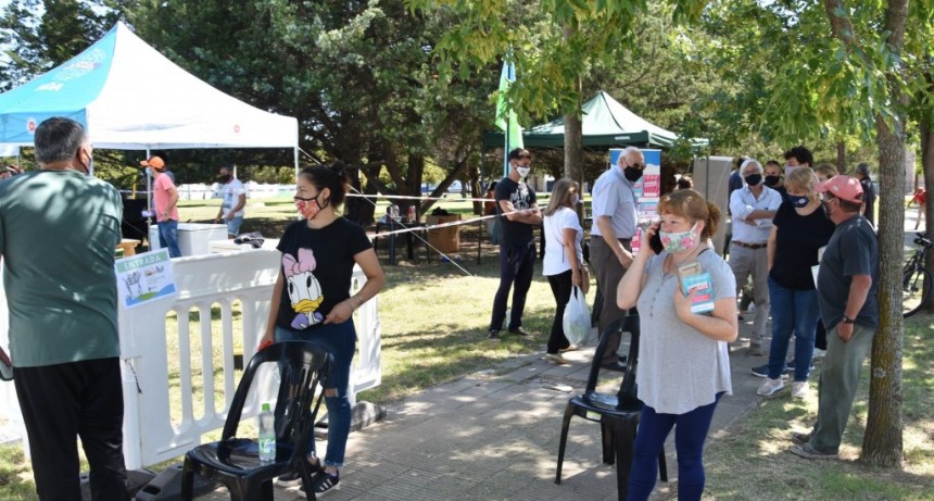 EL INTENDENTE ROBERTO ÁLVAREZ RECORRIÓ PUESTOS DEL PROGRAMA “ALIMENTOS BONAERENSES”