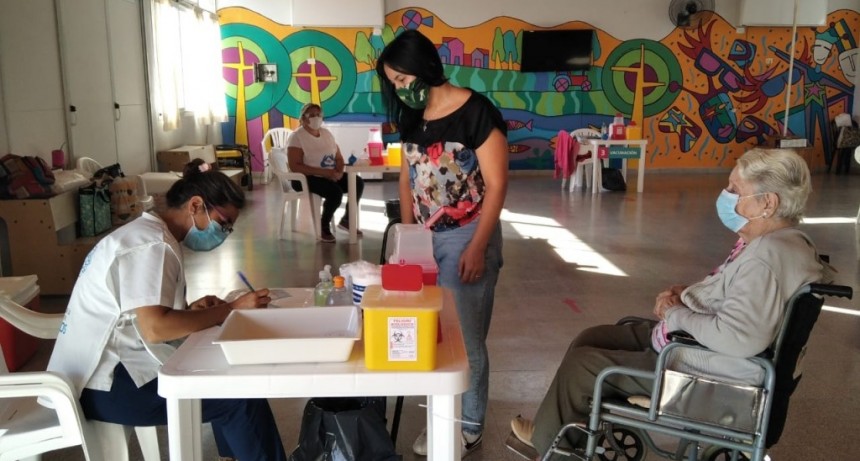COVID-19: COMENZÓ LA VACUNACIÓN MASIVA EN EL DISTRITO