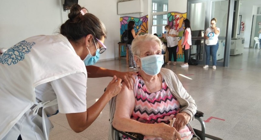 CONTINÚA LA VACUNACIÓN MASIVA EN EL DISTRITO