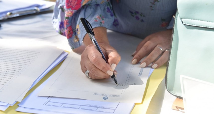 EL GOBIERNO DE LA PROVINCIA GESTIONARÁ 49 ESCRITURAS PARA FAMILIAS DE TRES LOMAS
