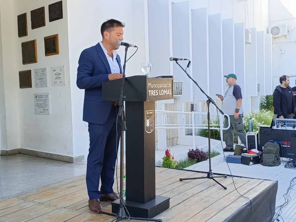 TRES LOMAS CELEBRA 120 AÑOS: SE REALIZO EL ACTO PROTOCOLAR Y UN DESFILE DE INSTITUCIONES