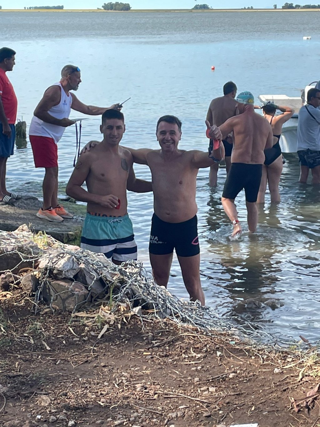 José Luis Perna y Juan Huertas realizaron el cruce de la laguna Cochicó