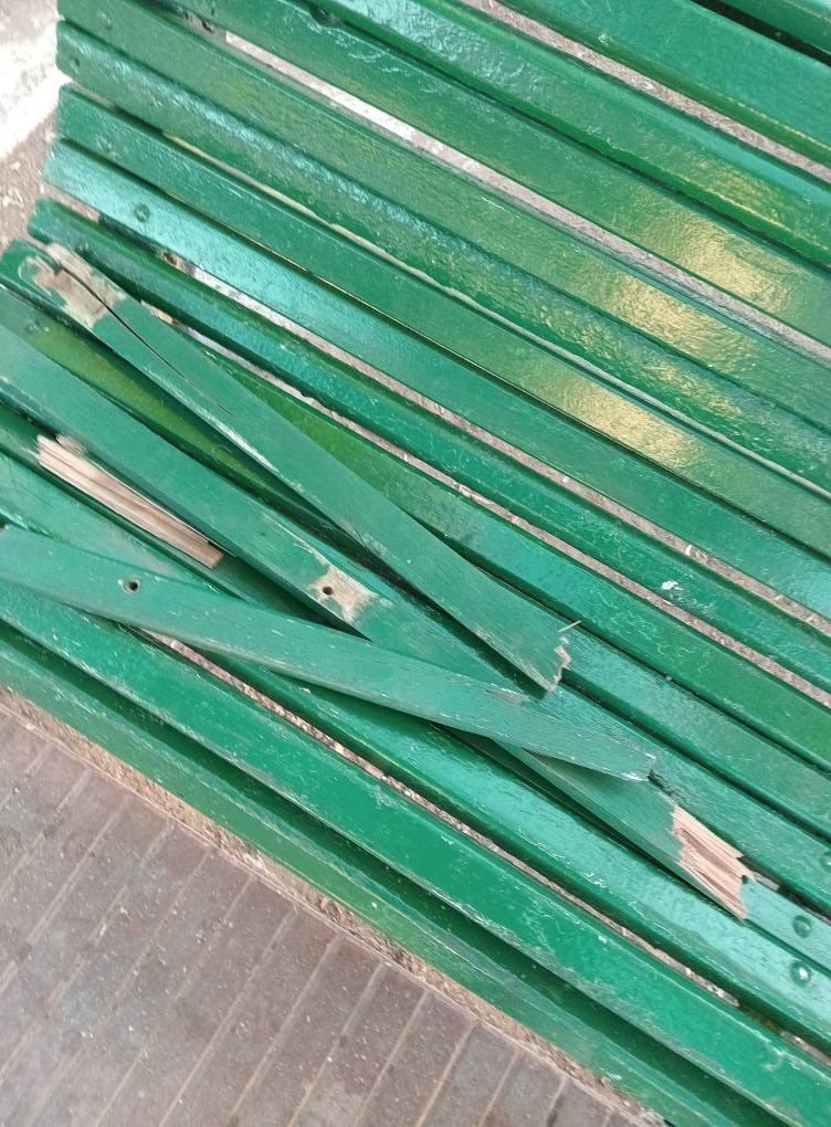 Daños en el riego y en bancos de la plaza