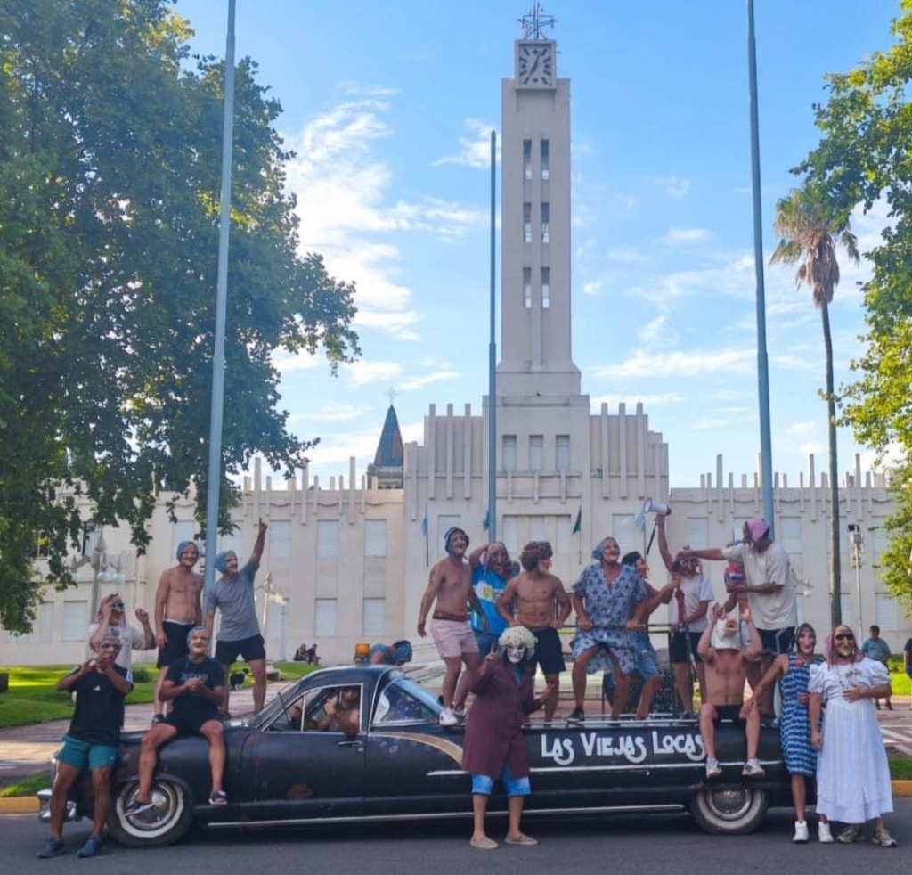 VIEJAS LOCALES RECORRE CARNAVALES DE LA REGION. ESTUVIERON EN PELLEGRINI Y VAN A EDUARDO CASTEX