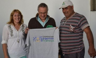 SE ENTREGARON UNIFORMES A LOS OPERARIOS DE LA COOPERATIVA DE TRABAJO