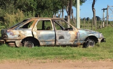 UN AUTO SE QUEMO INTEGRAMENTE EN UN CAMINO RURAL