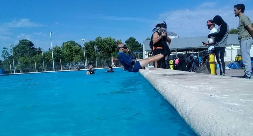 BOMBEROS DE LA REGION OESTE REALIZARON CURSO DE BUCEO EN TRES LOMAS
