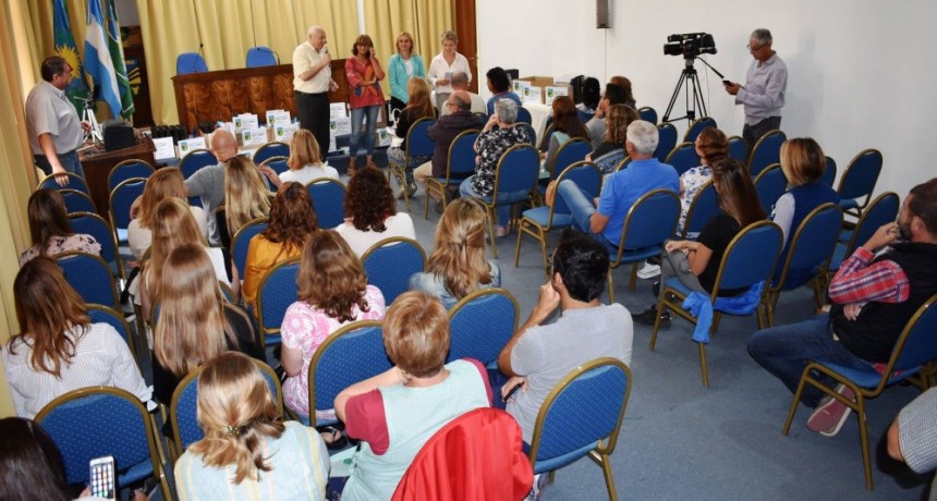 ENTREGARON UTILES ESCOLARES A ESTABLECIMIENTOS EDUCATIVOS DEL DISTRITO