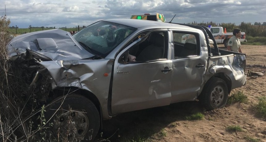 FUERTE CHOQUE ENTRE UNA CAMIONETA Y UN CAMION EN CRUCE RURAL DE TRES LOMAS
