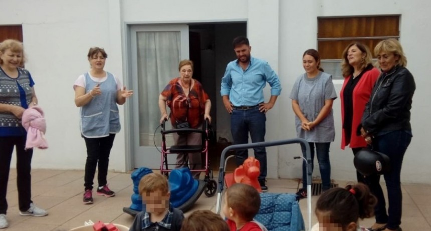 LA UCR ENTREGO MATERIAL ESCOLAR A LA GUARDERIA JESUS NIÑO