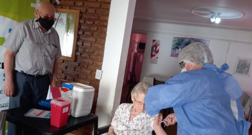 CONTINUA EL PLAN DE VACUNACIÓN CONTRA COVID19: EL VIERNES FUE EN HOGARES DE ABUELOS MUNICIPALES