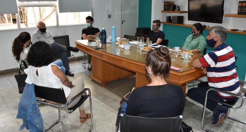 REUNIÓN CON PARTE DEL EQUIPO DE GOBIERNO DE LA MUNICIPALIDAD DE GUAMINÍ