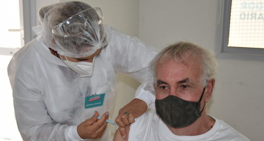 COMENZÓ LA VACUNACIÓN EN LAS INSTALACIONES DEL NAC DEL BARRIO YANI