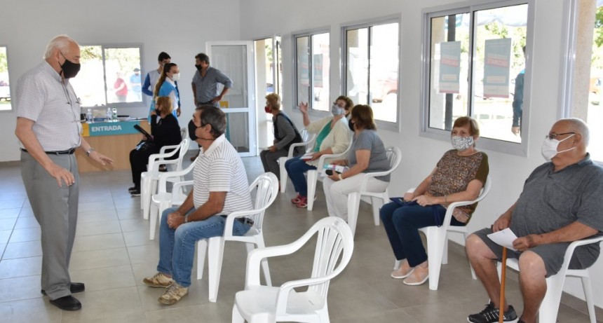 EL INTENDENTE MUNICIPAL RECORRIÓ LA POSTA DE VACUNACIÓN DEL NAC DEL BARRIO YANI