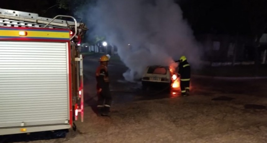 SE INCENDIÓ UN AUTOMÓVIL EN LA VÍA PÚBLICA