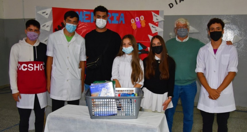EL ÁREA DE JUVENTUDES ENTREGÓ ÚTILES ESCOLARES AL CENTRO DE ESTUDIANTES DE LA EES N° 1