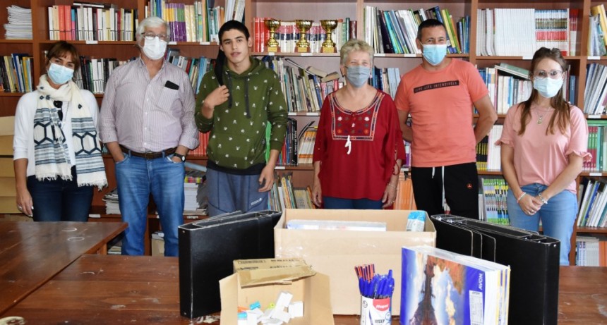 ENTREGA DE ÚTILES ESCOLARES A ESTABLECIMIENTOS EDUCATIVOS DEL DISTRITO