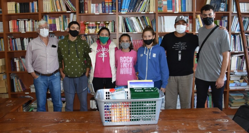 EL ÁREA DE JUVENTUDES ENTREGÓ ÚTILES ESCOLARES A LOS CENTROS DE ESTUDIANTES DE LA EEST N° 1 Y DEL CEPT N° 7