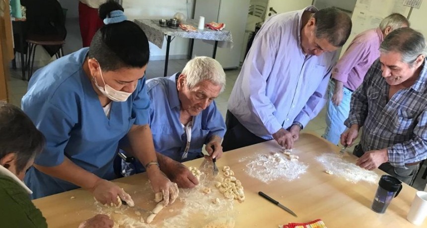 LOS ADULTOS MAYORES DE LOS HOGARES MUNICIPALES CONTINÚAN EN MOVIMIENTO