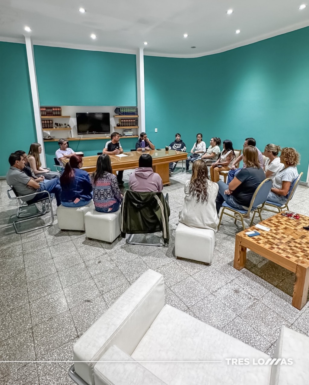 Reunión con vecinos y familiares por seguridad en calle Rivadavia